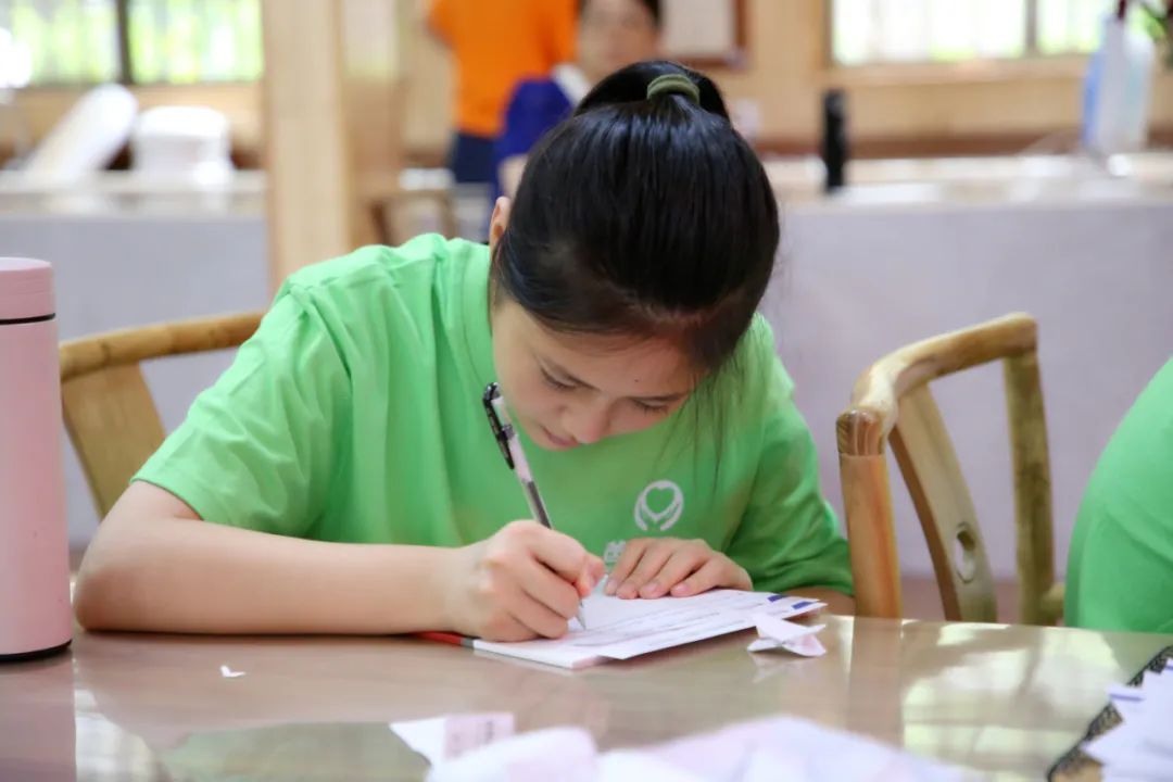 我們是父母實現心愿、寄托希望的神燈嗎?