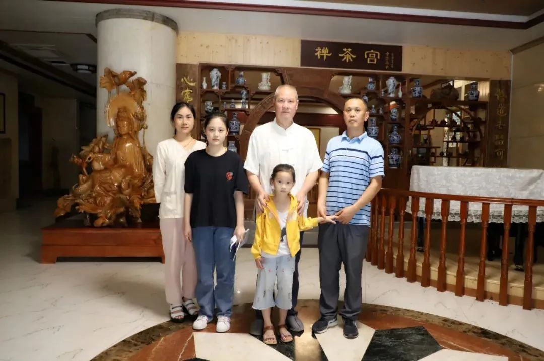 我們是父母實現心愿、寄托希望的神燈嗎?