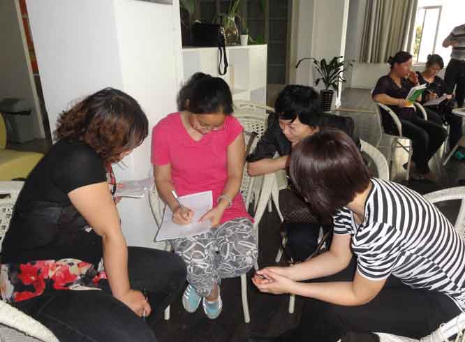 1731565352362331.jpg 學員認真填寫互動表格.jpg